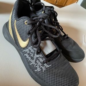 BOYS' NIKE KID KYRIE FLYTRAP BASKETBALL SHOE 7.5